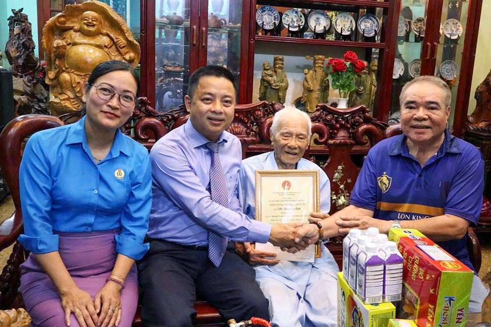 Leaders of the Party Committee of Quy Nhon Nam ward and the Trade Union of Quy Nhon Nam ward wish Mr. Vo Ngoc Anh longevity (105 years old). Photo: Hoang Nguyet