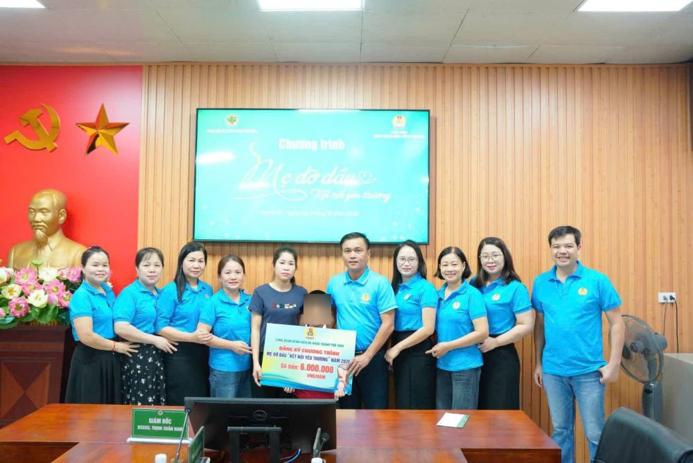 Vinh City General Hospital Trade Union coordinates to implement the "Parental Caregiver - Connecting Love" Program. Photo: Nghe An Trade Union