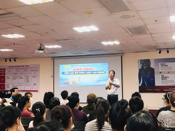 The Hue City Labor Federation organized a Labor Law Club activity, disseminating information to more than 100 union members and workers. Photo: Hue City Trade Union