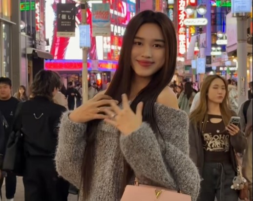 Miss Do Thi Ha "checks in" at the world's busiest intersection. Photo: Cut from video.