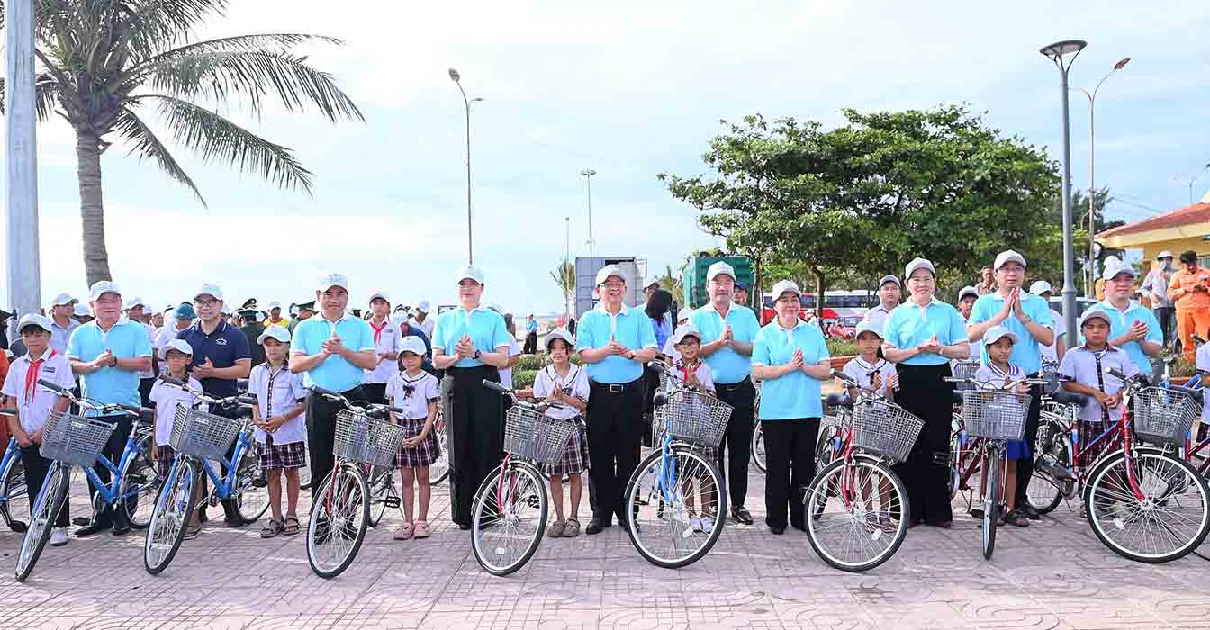 Ban tổ chức chương trình tặng xe đạp cho con em ngư dân là học sinh nghèo vượt khó, có thành tích trong học tập. Ảnh: Duy Chương