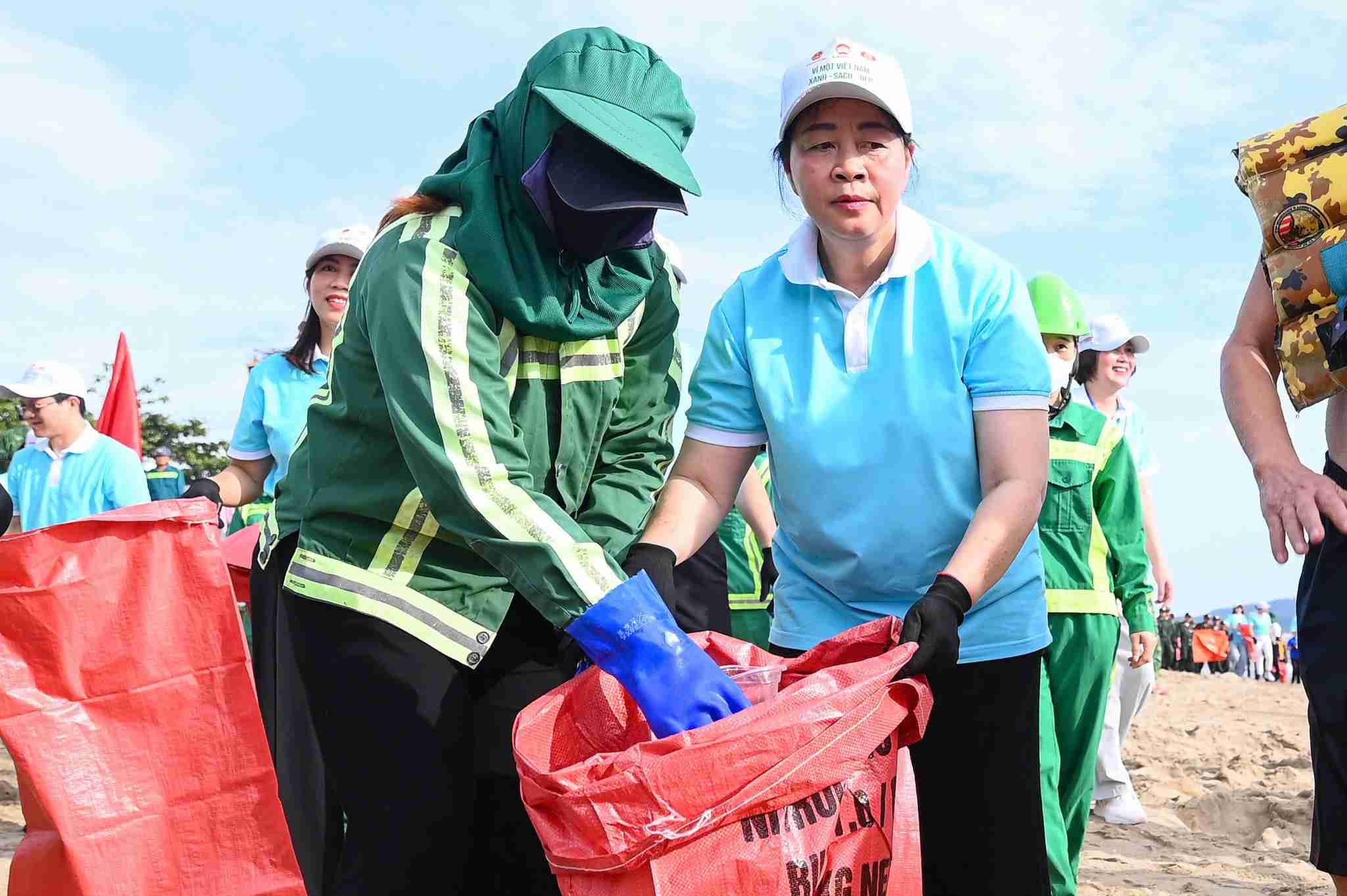 Sau lễ phát động, các đại biểu chung tay dọn rác tại bãi biển Cửa Lò. Ảnh: Duy Chương