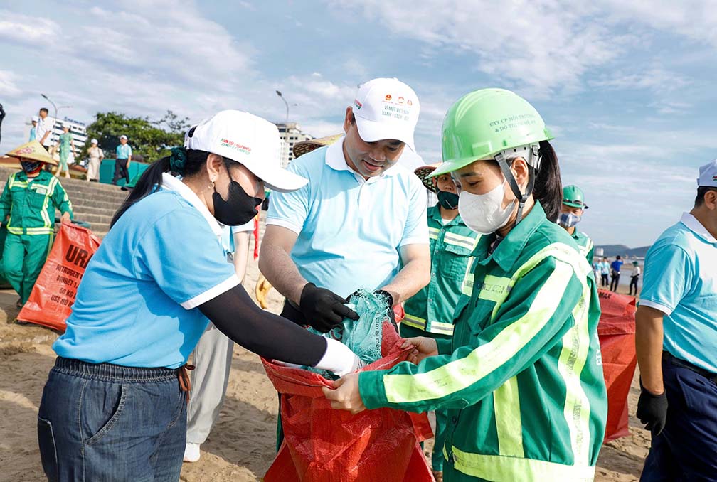 Các đại biểu cùng lan tỏa thông điệp toàn dân chung tay bảo vệ môi trường. Ảnh: Duy Chương