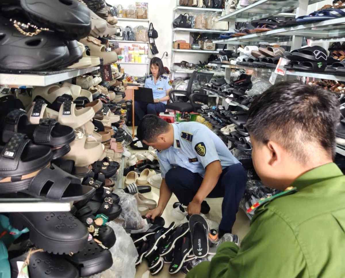 Functional forces discovered a business establishment trading in counterfeit trademarks that have been protected in Vietnam. Photo: Ninh Binh Police