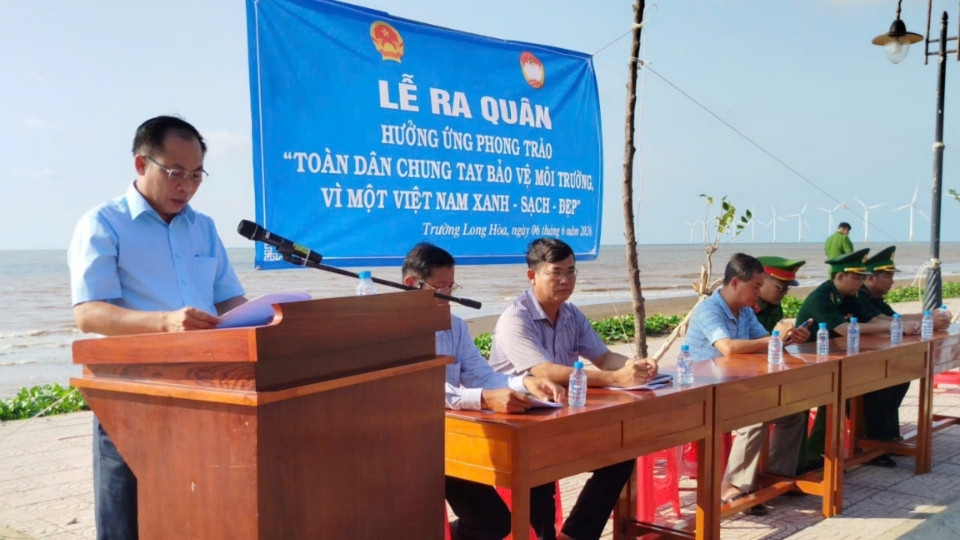 Truong Long Hoa ward launching a campaign to clean Ba Dong beach is a practical activity in response to World Environment Day 2026. Photo: Hoang Loc