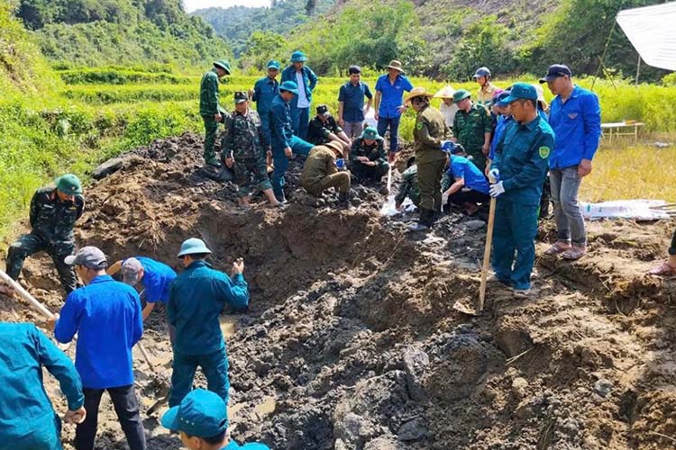 Functional forces organize the repatriation of martyrs' remains in the Muong Pon 1 village area, Muong Pon commune, Dien Bien province. Photo: Muong Pon commune.