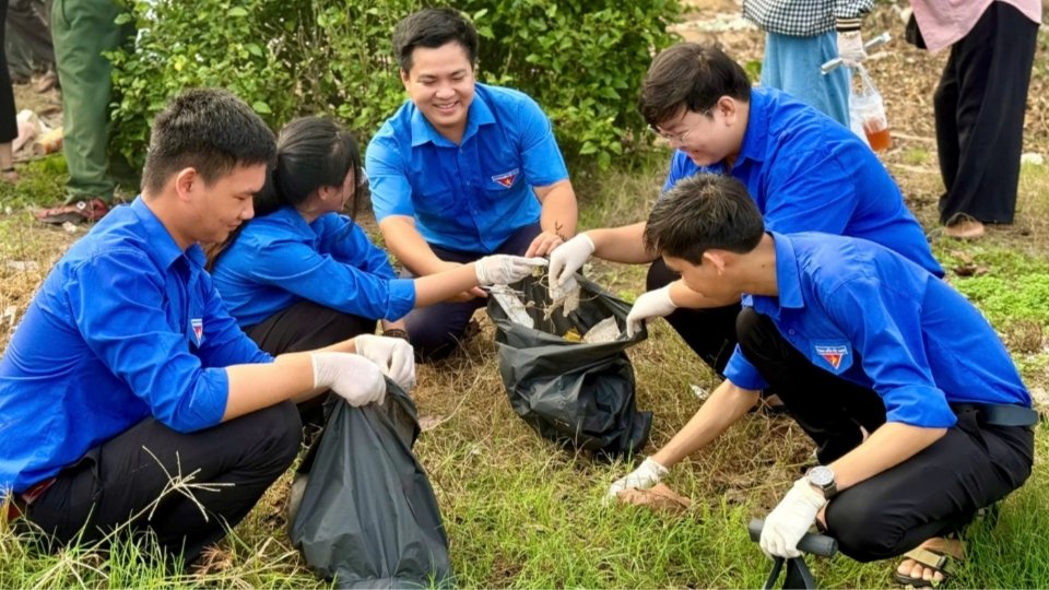 Thanh niên địa phương tích cực hưởng ứng lễ ra quân bảo vệ môi trường do Ủy ban MTTQ Việt Nam xã Phú Quới phát động. Ảnh: Hoàng Lộc