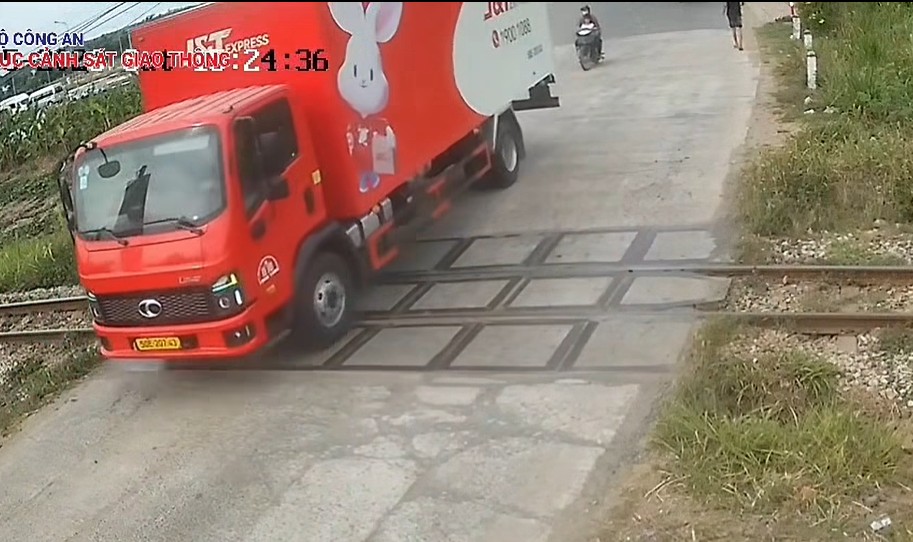 The truck driver who overtook the level crossing barrier while the barrier was lowering was fined by functional agencies. Photo: Police provided