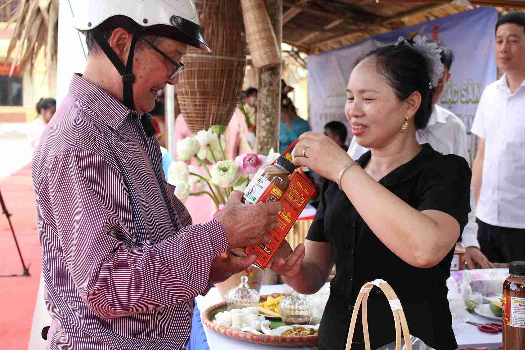 Tourists learn about sandworm products at the Organic Sandworm Rice Festival. Photo: Mai Huong