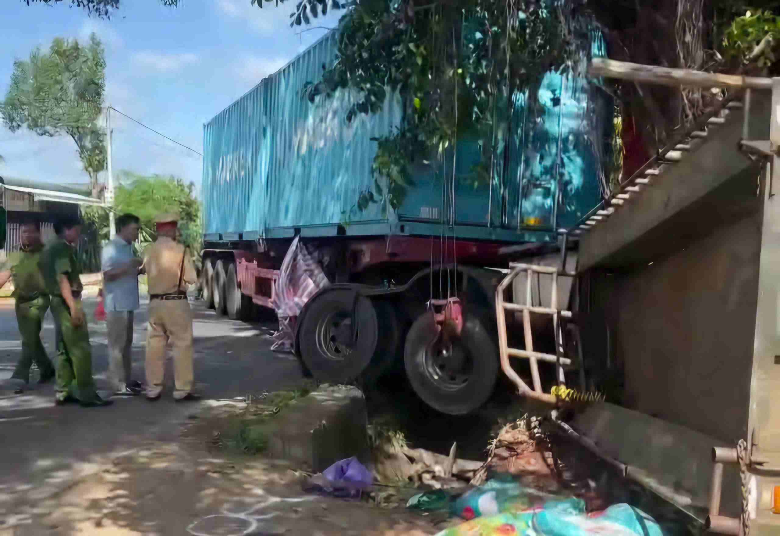 Lực lượng chức năng khám nghiệm hiện trường vụ tai nạn để phục vụ công tác điều tra, làm rõ nguyên nhân. Ảnh: Phúc Khánh 