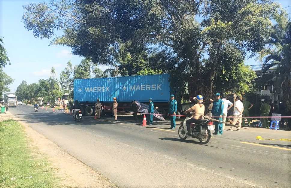 Scene of the accident between a tractor-trailer and a tractor-trailer that killed 3 people. Photo: Phuc Khanh