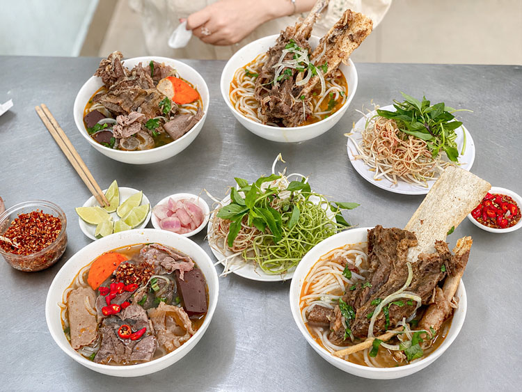 Đà Nẵng có thêm 3 địa chỉ mới được Michelin Guide ghi nhận gồm Bún gà và xôi gà bà Vui, Bánh bèo - Bánh đập, Bún bò Huế Lê Gia Khang. Ảnh: Sở VHTTDL