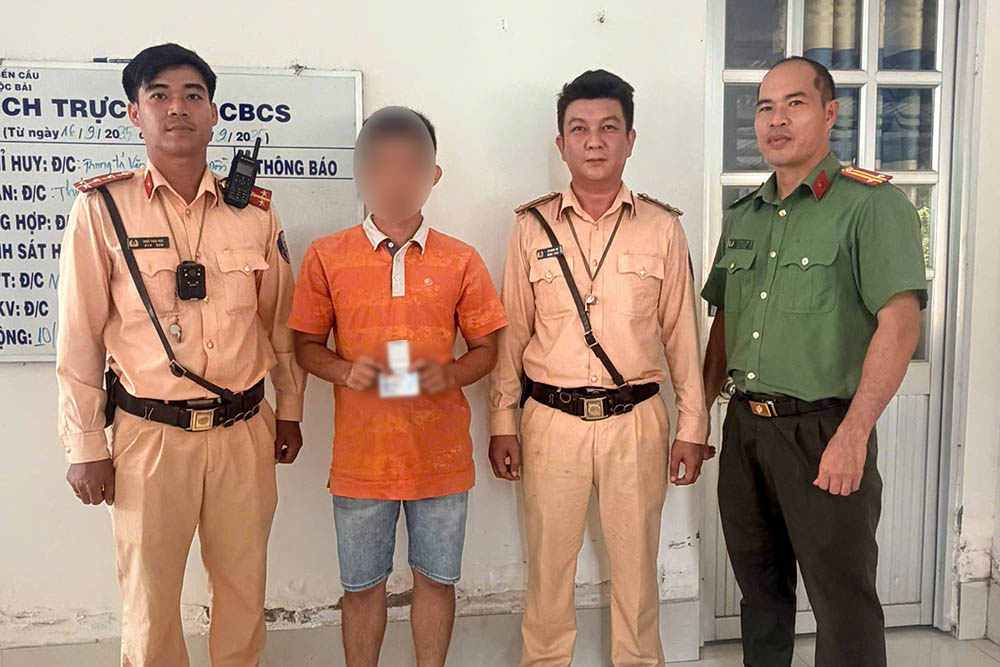 Một trường hợp dương tính với ma túy bị lực lượng chức năng Tây Ninh phát hiện trong đợt kiểm tra tại khu vực cửa khẩu Mộc Bài. Ảnh: Thanh Vũ