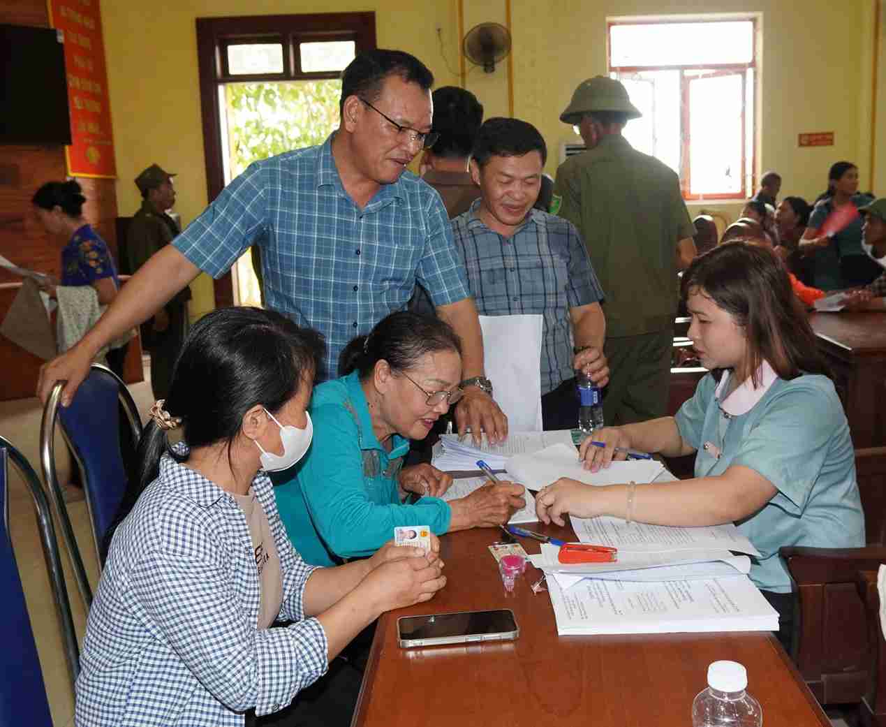 Các hộ dân làm thủ tục nhận tiền bồi thường, hỗ trợ theo phương án được phê duyệt. Ảnh: Xã Nguyễn Trãi
