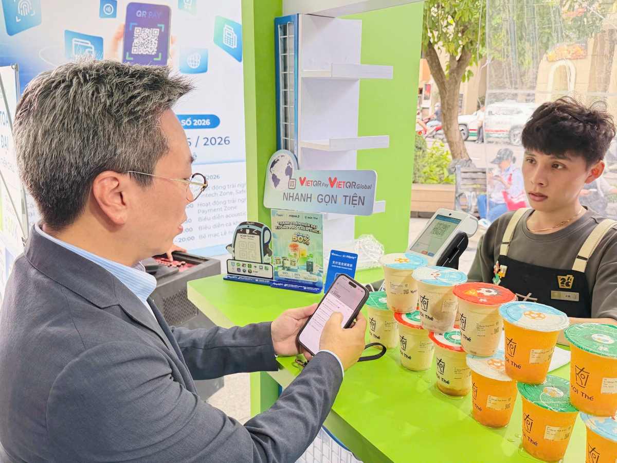 Visitors are interested in cross-border payment solutions at Finance Festival No. 2026. Photo: Ngoc Tram