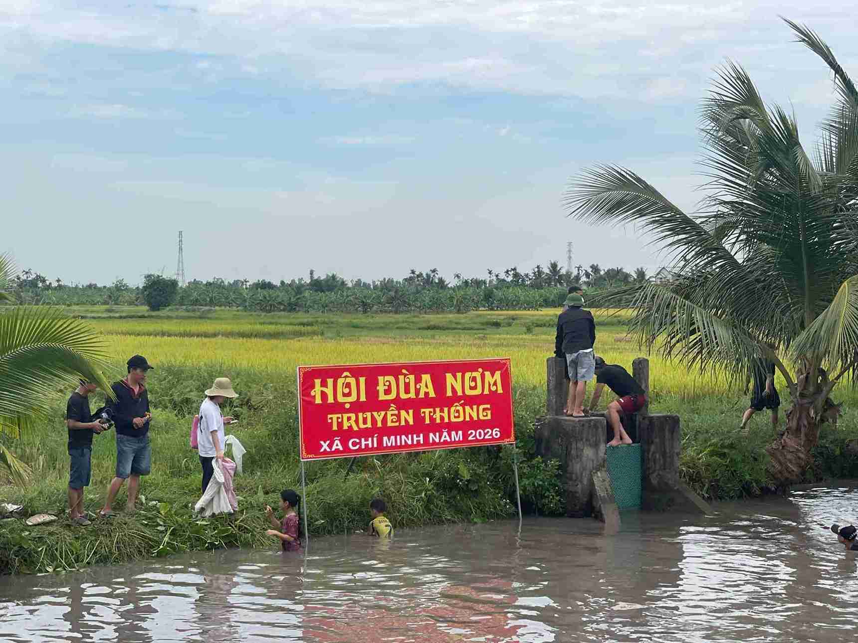 Hoạt động đùa nơm bắt cá mang đến không khí sôi động tại ngày hội.