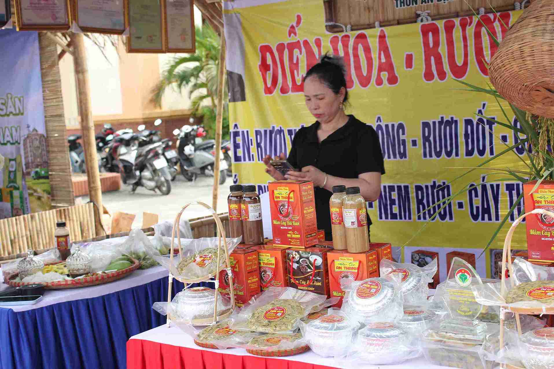 Booths introducing OCOP products and typical agricultural products of Chi Minh commune. Photo: Mai Huong