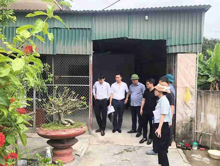 Đoàn công tác Ban Đô thị HĐND thành phố Hải Phòng khảo sát thực địa các khu đất nhỏ hẹp, xen kẹt tại phường Tân Hưng. Ảnh: Vũ Khuyên