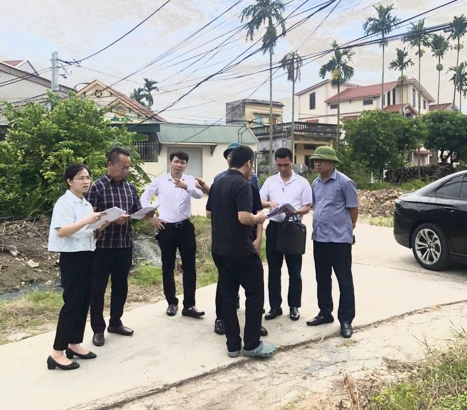 The working group compares the current status of land use with the land origin extract file in Tan Hung ward. Photo: Vu Khuyen