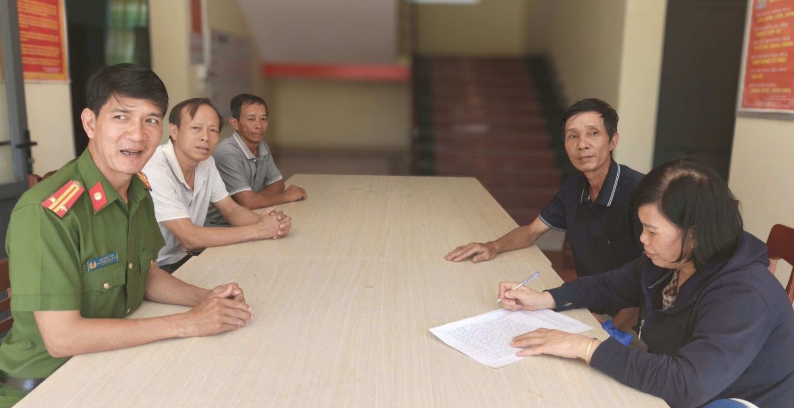 Ba Gia Commune Police, Quang Ngai province support family reunion after more than 20 years of being lost. Photo: Ba Gia Commune Police