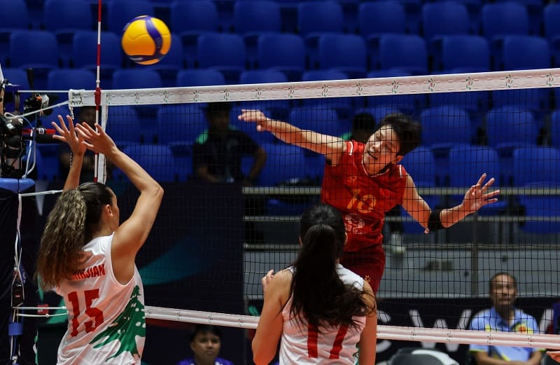 Middle blocker Le Nhu Anh competes effectively with the Vietnamese women's volleyball team against Lebanon. Photo: Asian Volleyball Confederation - AVC