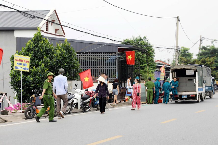 Tài sản của các hộ dân đã được di dời đến nơi an toàn. Ảnh: Tô Công