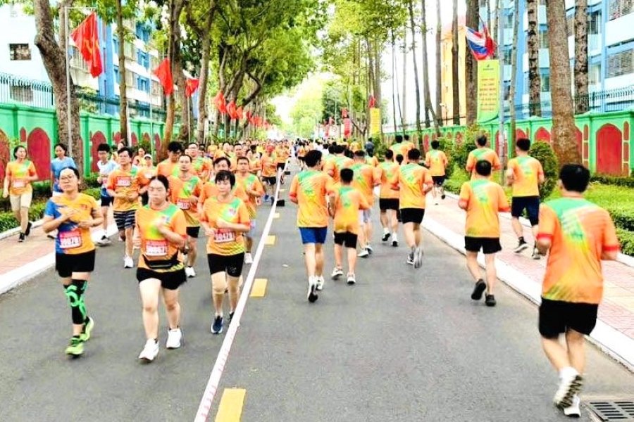 Người lao động hoàn thành đường chạy với tinh thần quyết tâm, lan tỏa năng lượng tích cực. Ảnh: CĐVSP