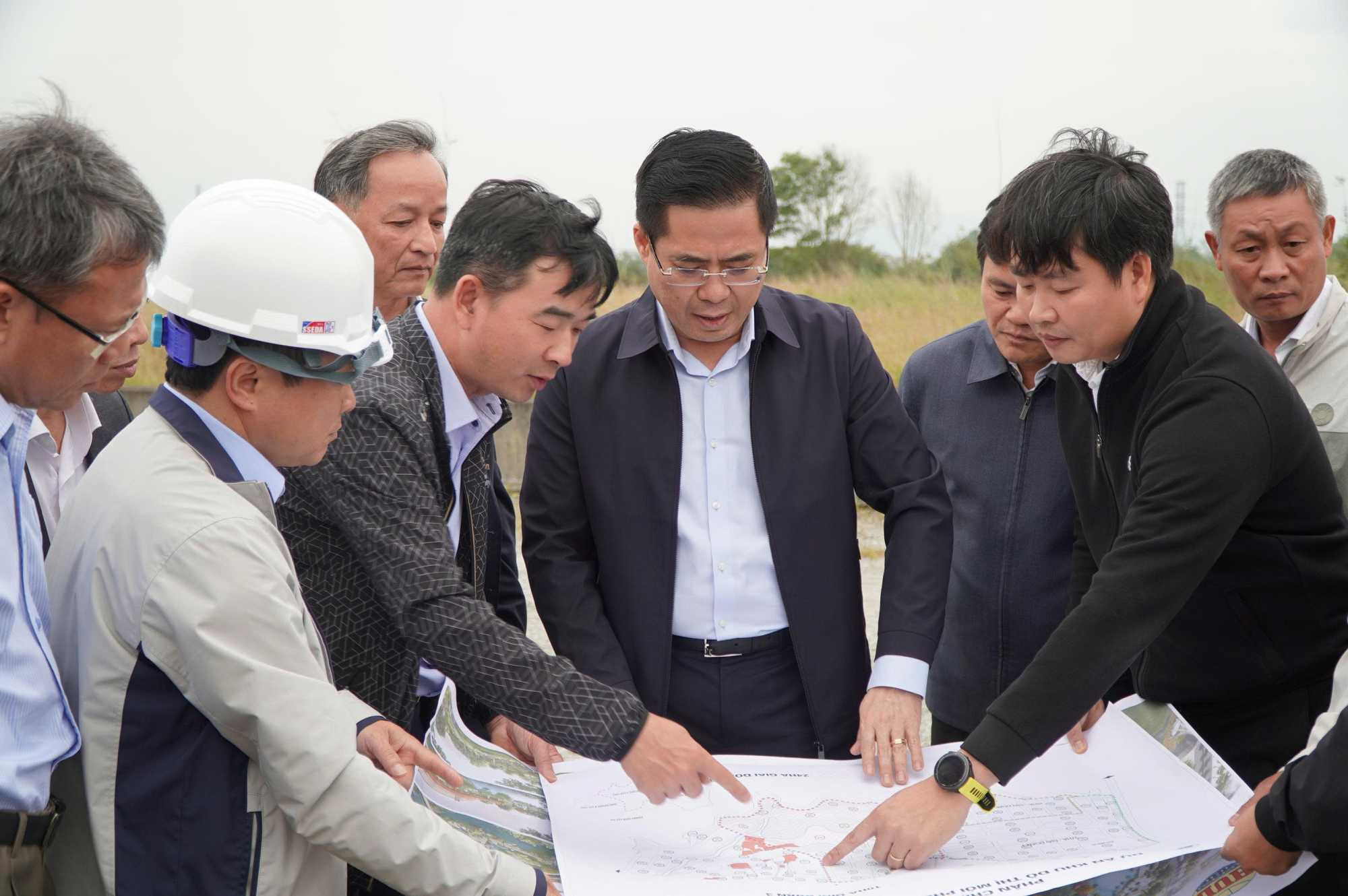 Ông Nguyễn Hoàng Giang - Chủ tịch UBND tỉnh Quảng Ngãi (thứ 3 từ phải sang) kiểm tra vị trí dự kiến xây dựng nhà ở xã hội thuộc Khu đô thị mới Phú Mỹ. Ảnh: Đông Giang