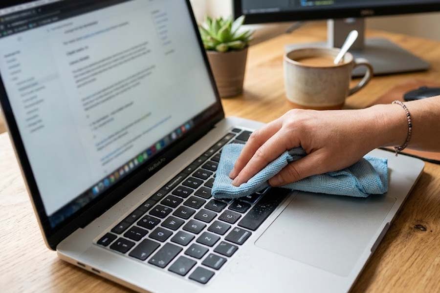 From the screen, keyboard to the hard drive and operating system, regularly cleaning the laptop thoroughly can improve performance and extend the life of the machine. Photo: Cat Tien