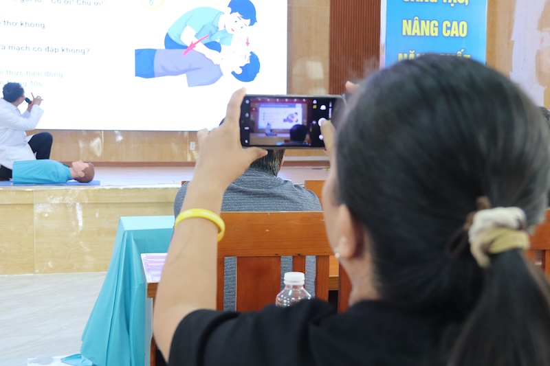 Các chuyên gia y tế đã phổ biến những kiến thức quan trọng về dấu hiệu nhận biết sớm đột quỵ cho công nhân, người lao động. Ảnh: Nguyễn Linh
