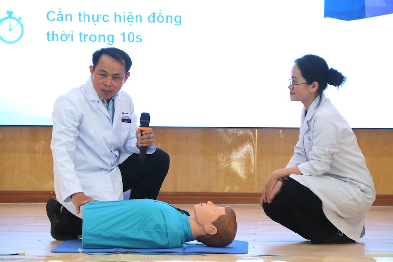 Da Nang City Labor Federation organizes training on knowledge of stroke prevention and first aid for 200 trade union officials. Photo: Nguyen Linh