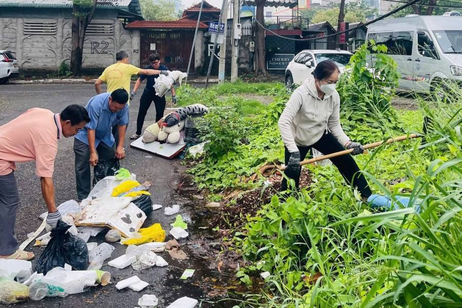 Ra quân dọn vệ sinh môi trường các khu vực công cộng ở Vũng Tàu. Ảnh: P.VT