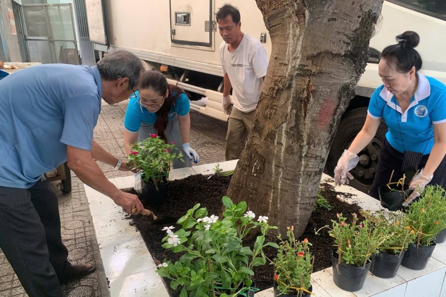 Flower planting on a street in Vung Tau ward in the model of each branch being a green building. Photo: P.VT
