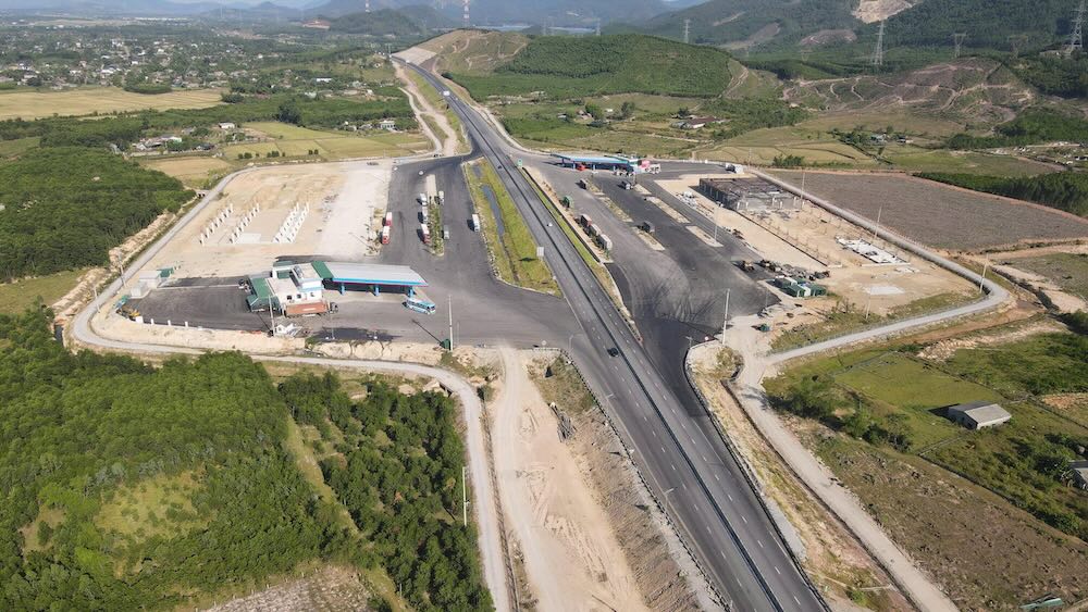 The overall rest stop at Km534+310 on the Ham Nghi - Vung Ang expressway is still not completed after the construction period. Photo: Tran Tuan