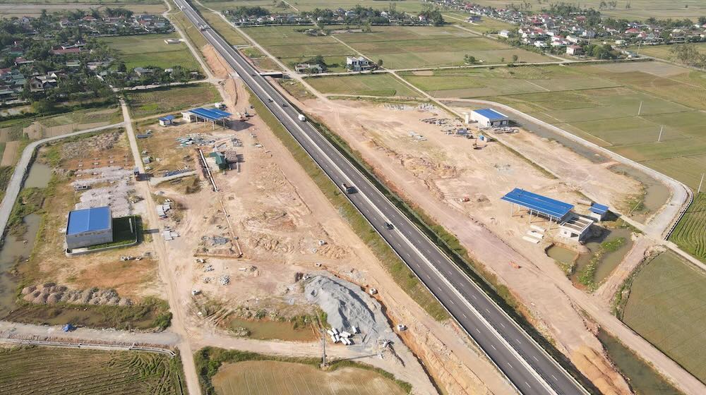 Hiện trạng công trường thi công trạm dừng nghỉ tại Km478+200 trên tuyến cao tốc Diễn Châu - Bãi Vọt. Ảnh: Trần Tuấn