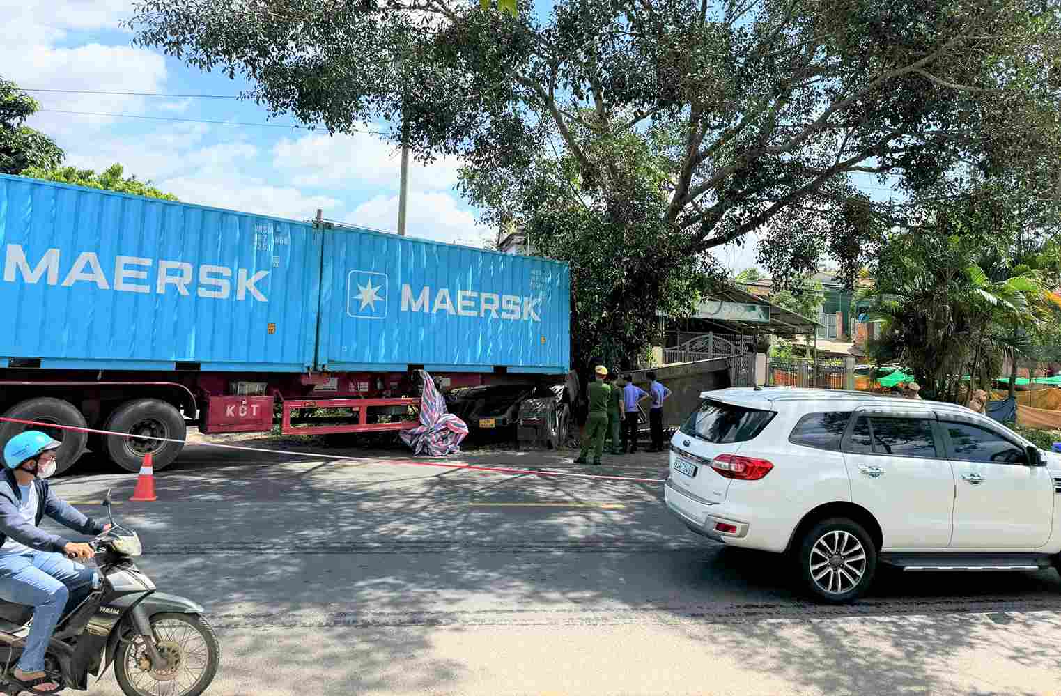 Functional agencies examine the scene to serve the investigation and clarify the cause of the accident. Photo: Phuc Khanh