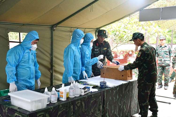 Sample taking team performing tasks at Than Uyen Commune Martyrs Cemetery. Photo: Lai Chau Provincial People's Committee