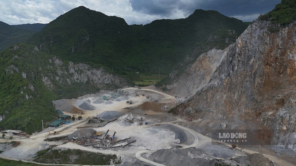 A stone mine operating near a residential area causing pollution for a long time has caused public outrage in Quang Tri. Photo: Reporter