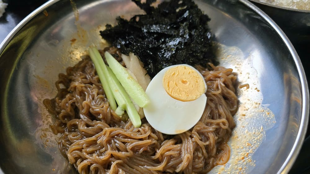 How to make simple and easy-to-eat Korean cold mixed noodles on hot summer days. Photo: Tuan Dat