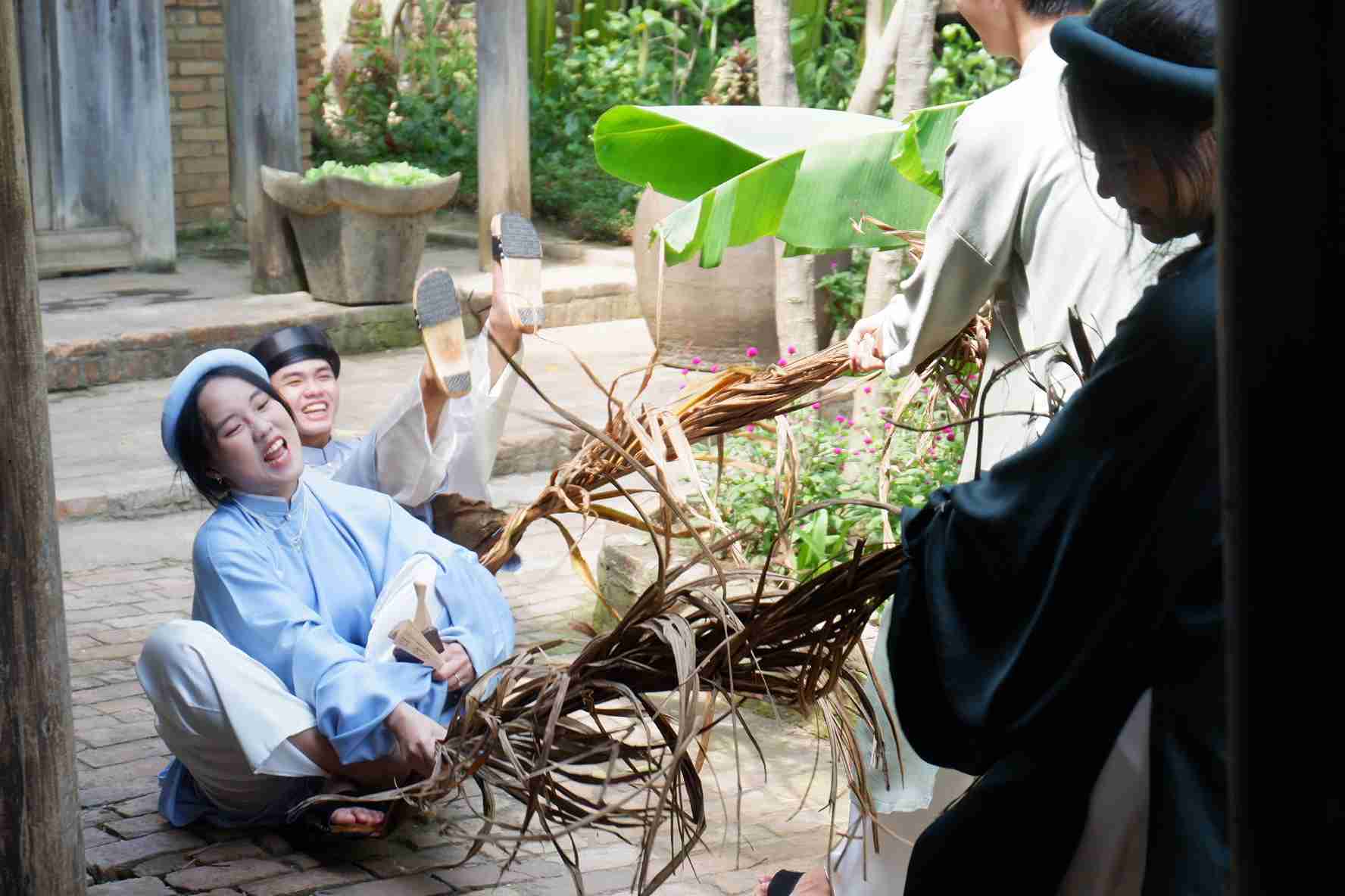 Les touristes sont ravis de découvrir l'espace rural tout au long de l'été à Nha Trang Xưa. Photo: Hữu Long