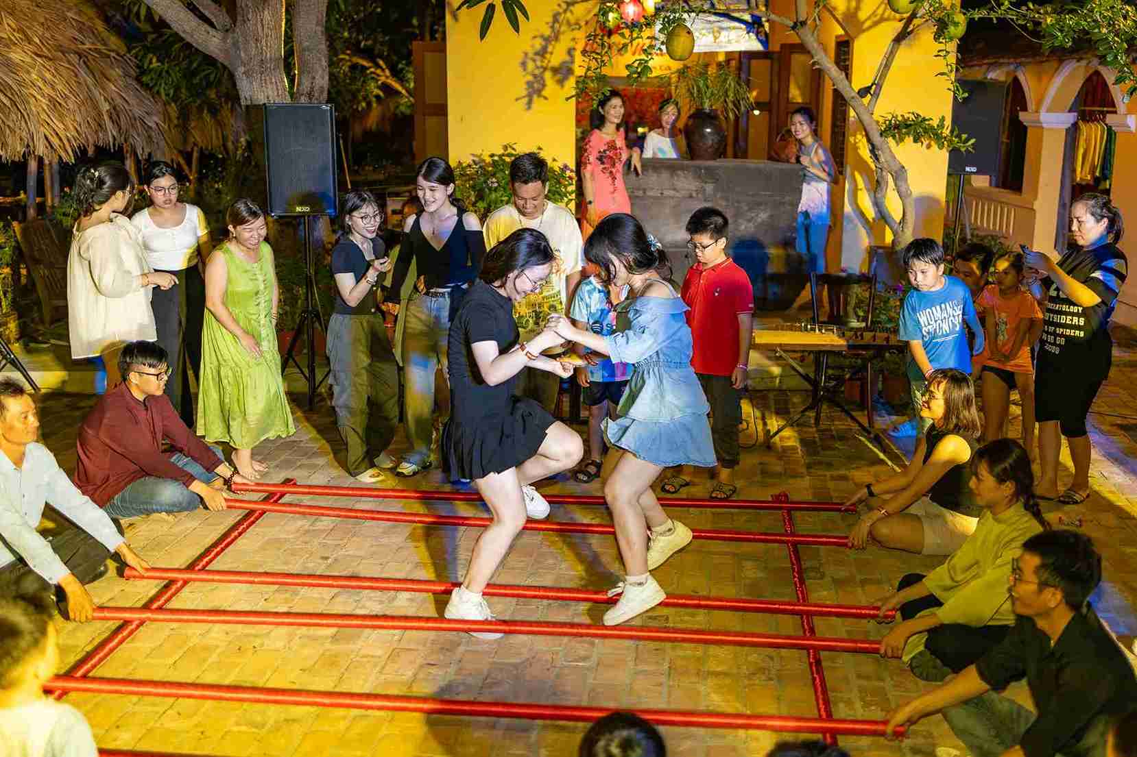 Du khách hào hứng trải nghiệm không gian làng quê suốt mùa hè ở Nha Trang