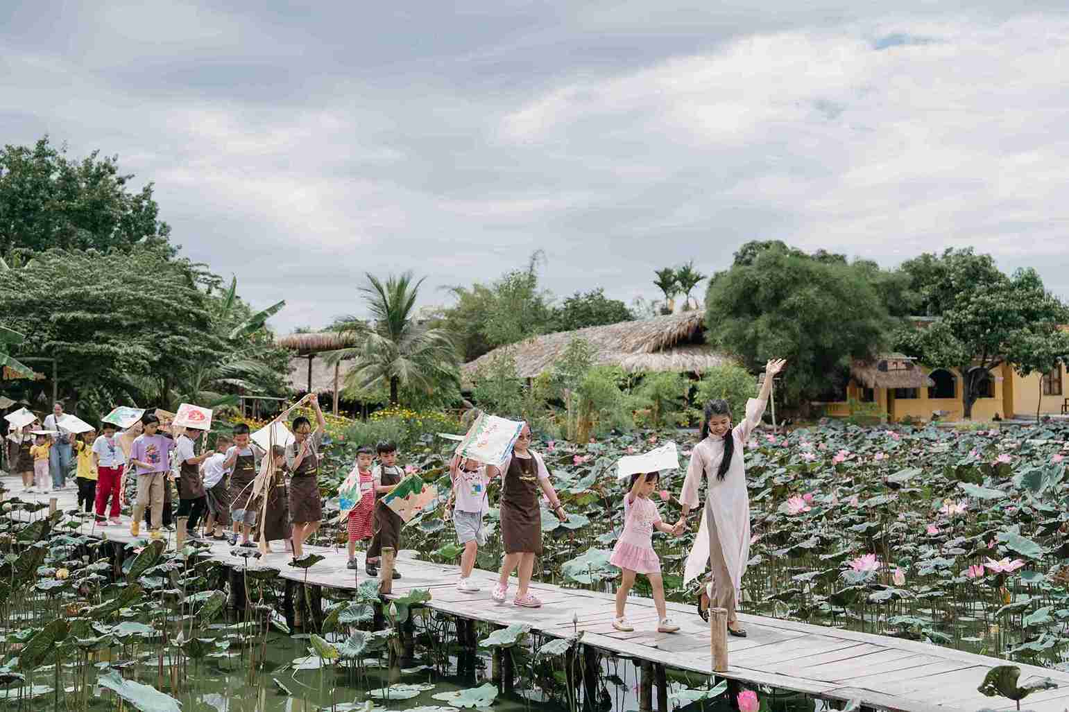 Du khách và trẻ em trải nghiệm không gian làng quê suốt mùa hè. Ảnh: Hữu Long