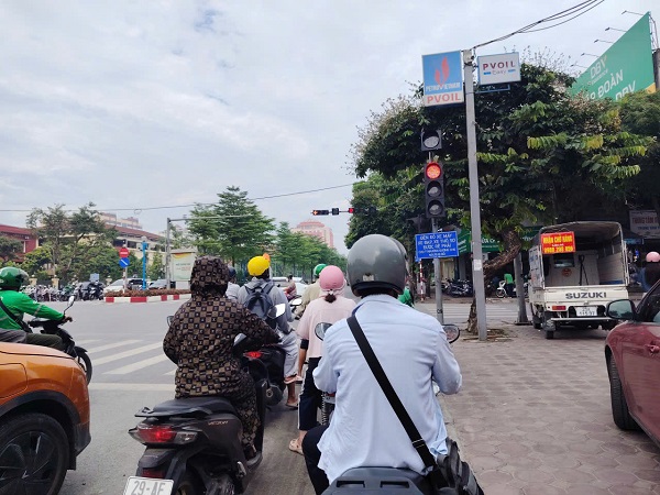 Nút giao Hoàng Quốc Việt - Trần Cung ở Hà Nội đèn giao thông có biển báo phụ. Ảnh: Xuyên Đông