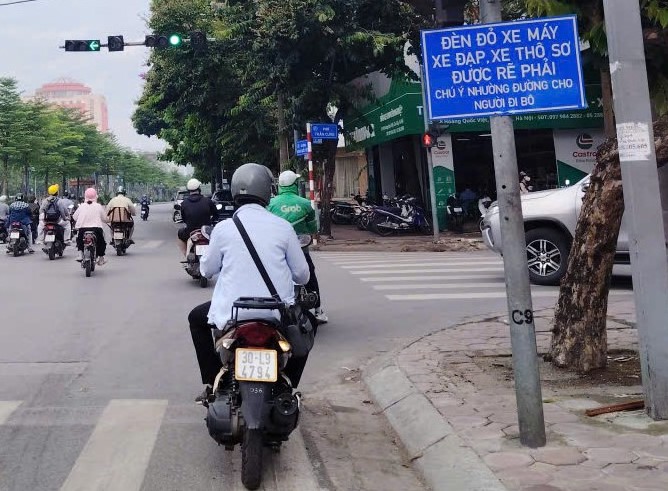 Red light has a side sign to turn right but does not allow cars to turn. Photo: Xuyen Dong