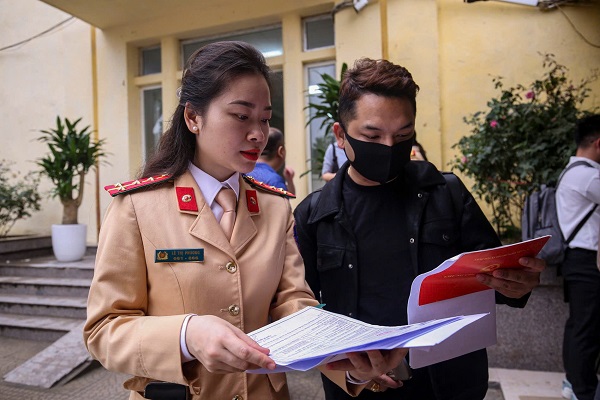 People register their vehicles at the police station. Photo: Xuyen Dong