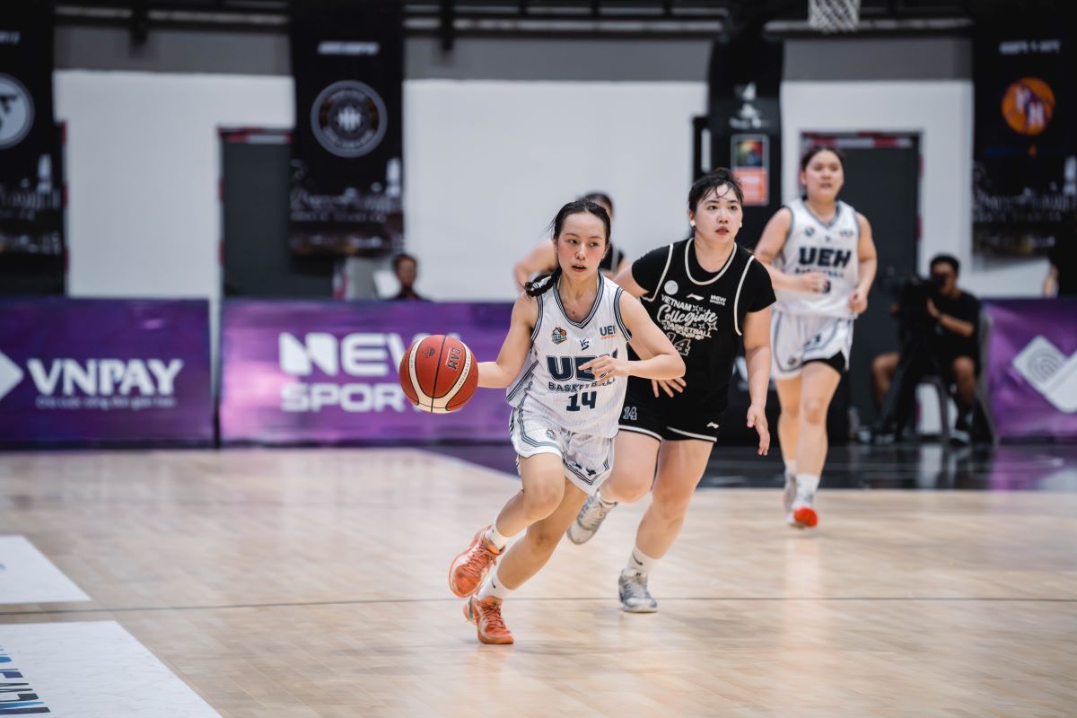 UEH women's basketball team excellently won the Southern regional student basketball championship at the VCBC Southern basketball tournament after a convincing 2-0 victory over W. UFM. Photo: Quin Nguyen
