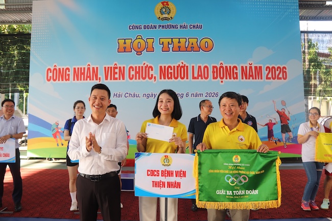 Ban Tổ chức đã tiến hành trao giải thưởng cho các vận động viên và đơn vị đạt thành tích. Ảnh: Nguyễn Linh