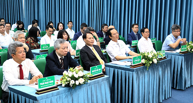 Các đại biểu dự buổi khai trương tại Bệnh viện Mắt Hải Phòng. Ảnh: Cổng TTĐT Hải Phòng