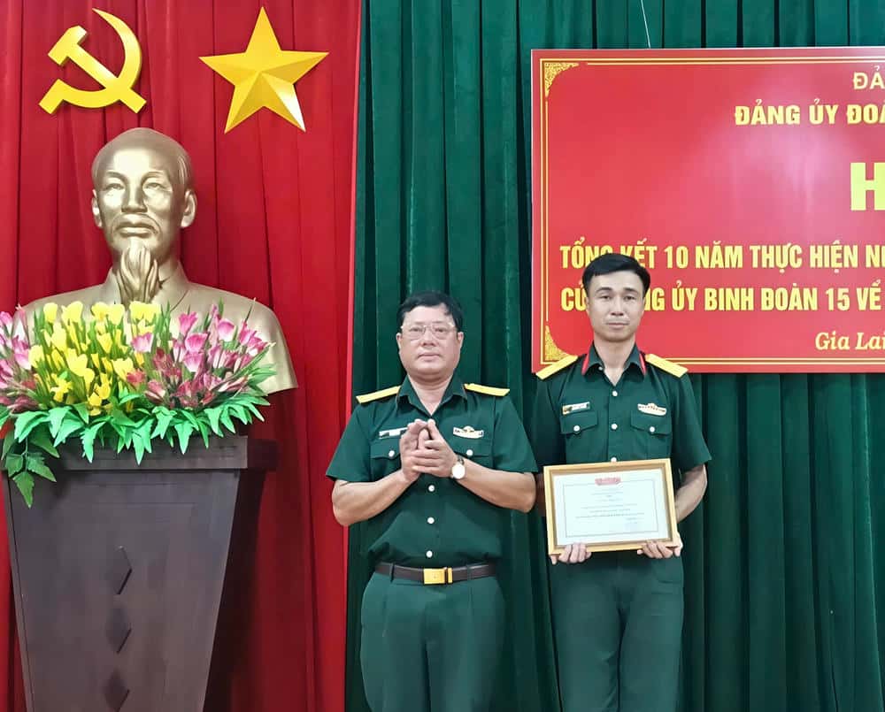 Rewarding Major Vuong (right cover) for his courageous act of saving a child from drowning. Photo: DVCC