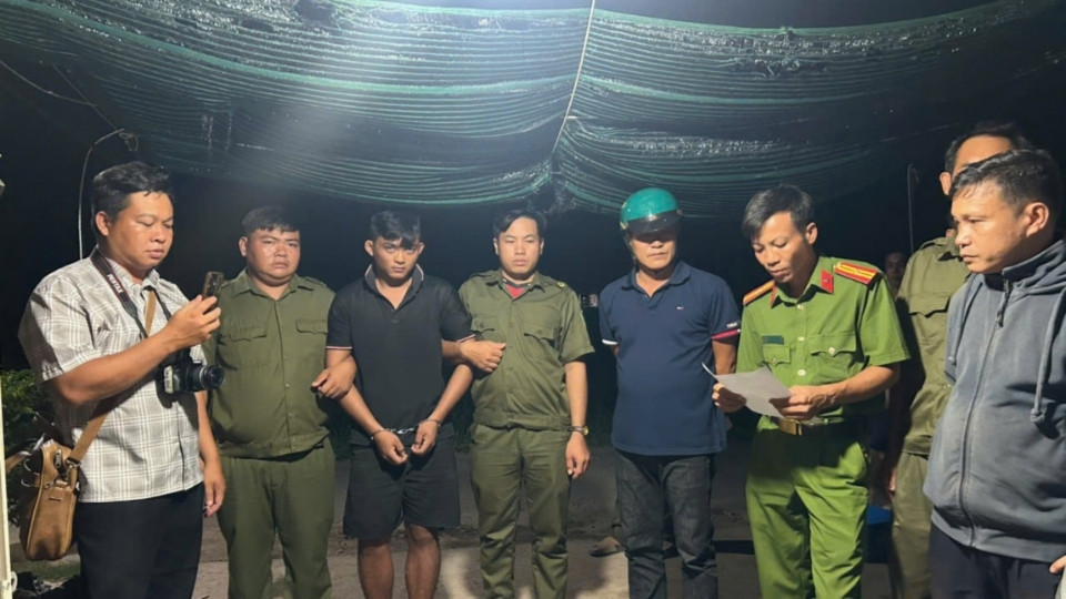 Police issued a decision to prosecute the accused and an arrest warrant for Thai Duy Khang (3rd from left to right) to investigate the act of property theft. Photo: Vinh Long Police